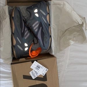 YEEZY BOOST 700
